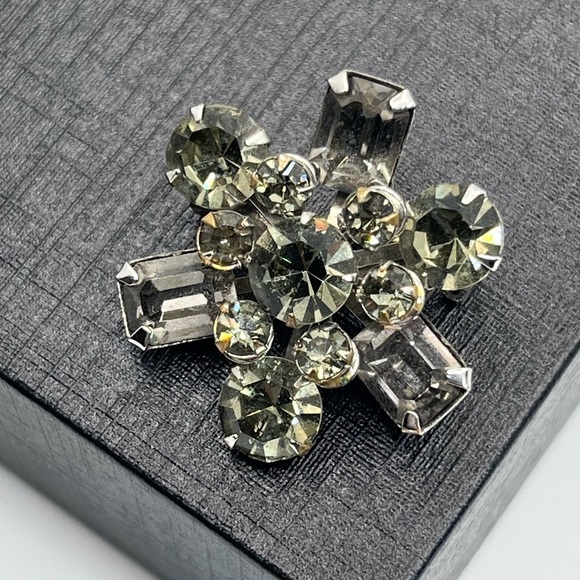 VTG 50's Rivet Layered Snowflake Brooch Scatter Pin 1" - Picture 1 of 7